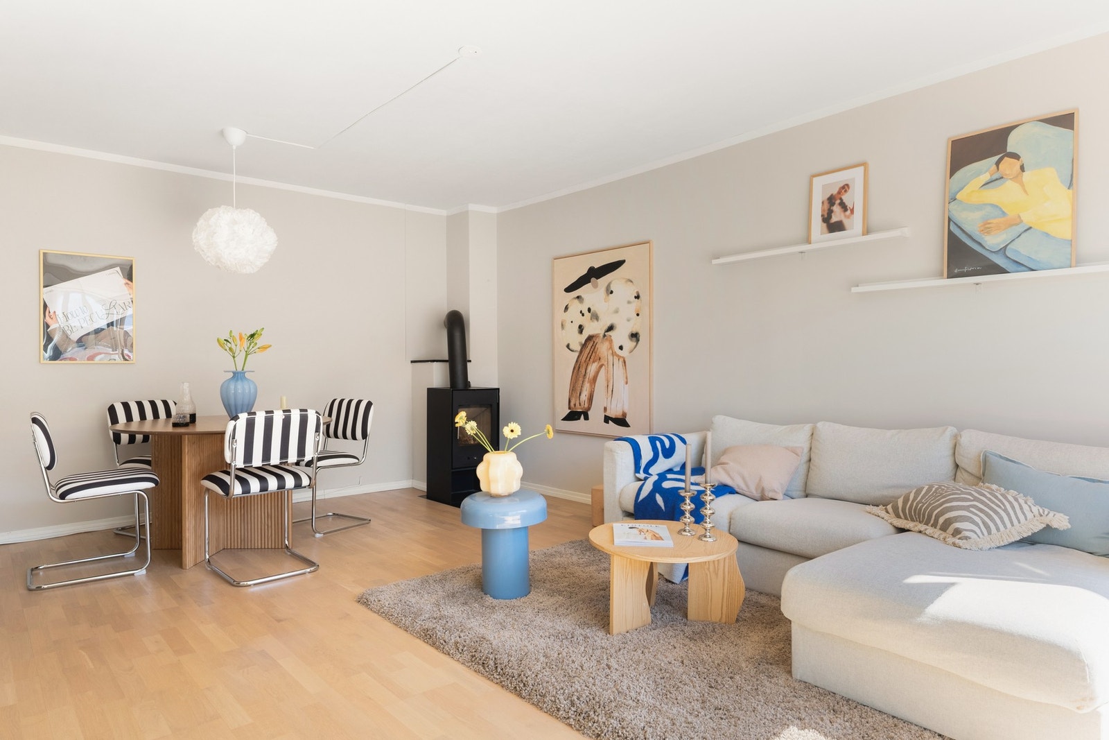 Her er det god plass til både sofa- og spisegruppe, og peisen bidrar med ekstra varme og hygge på kjølige dager. Galleribilde