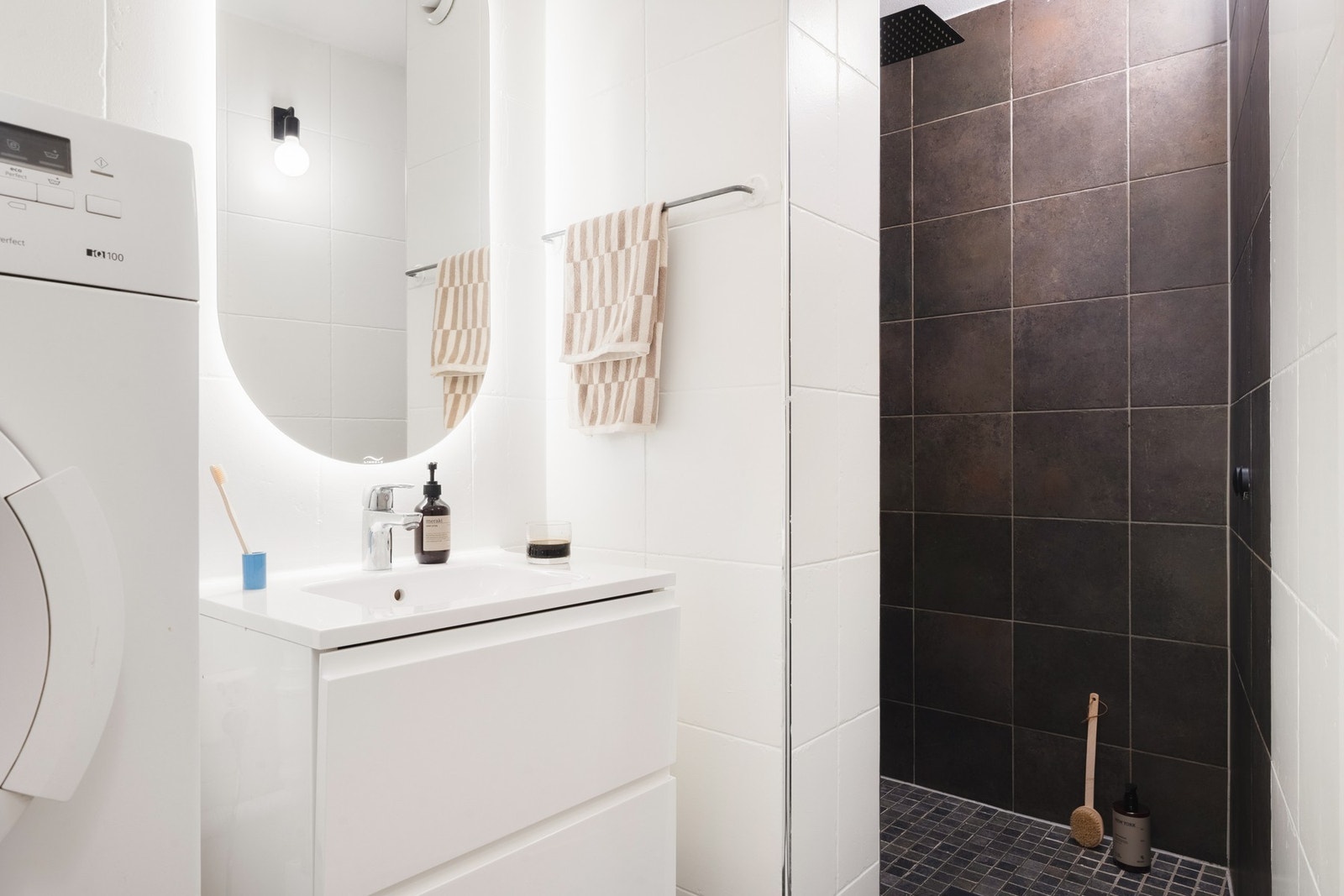Badet har en funksjonell utforming med de fasilitetene man trenger i hverdagen. Badet er helfliset og innredet med dusjnisje, vegghengt toalett og opplegg for vaskemaskin. Galleribilde