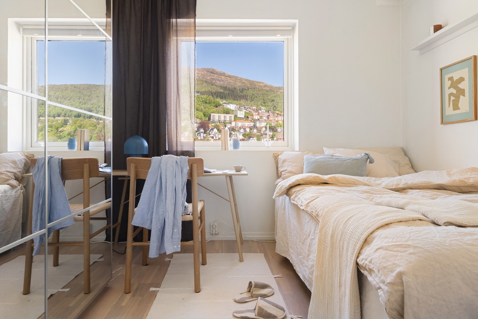 Det andre soverommet er også godt utnyttet med plass til seng, skrivebord og garderobe. Galleribilde