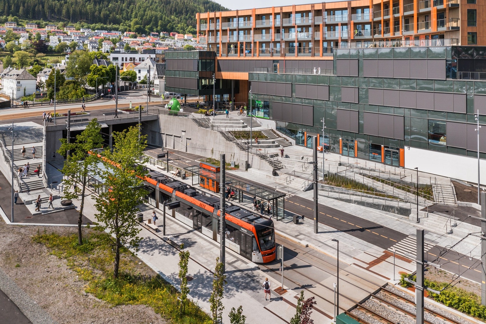 Kronstad X med treningssenter og dagligvarer ligger også like ved. Her finner du også Bybanens to linjer. Galleribilde