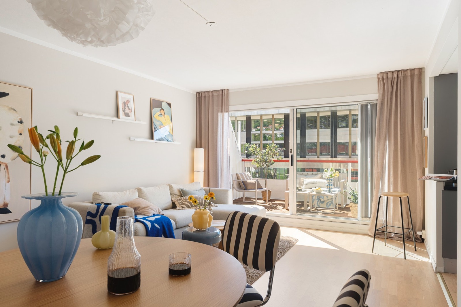 De store vindusflatene slipper inn rikelig med dagslys og skaper en lys og trivelig atmosfære. Galleribilde