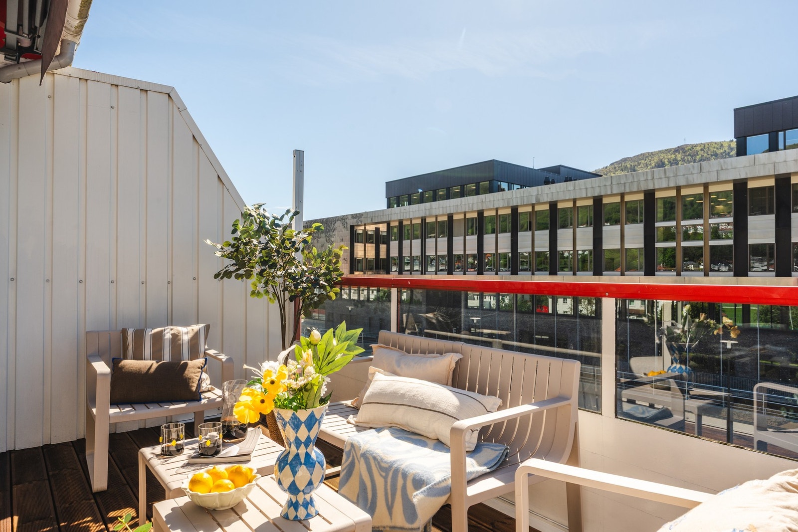 Balkongen blir et naturlig ekstra oppholdsrom i de varme månedene og byr på flotte rammer for både morgenkaffen, hyggelige middager og avslappende sommerkvelder i solen. Galleribilde