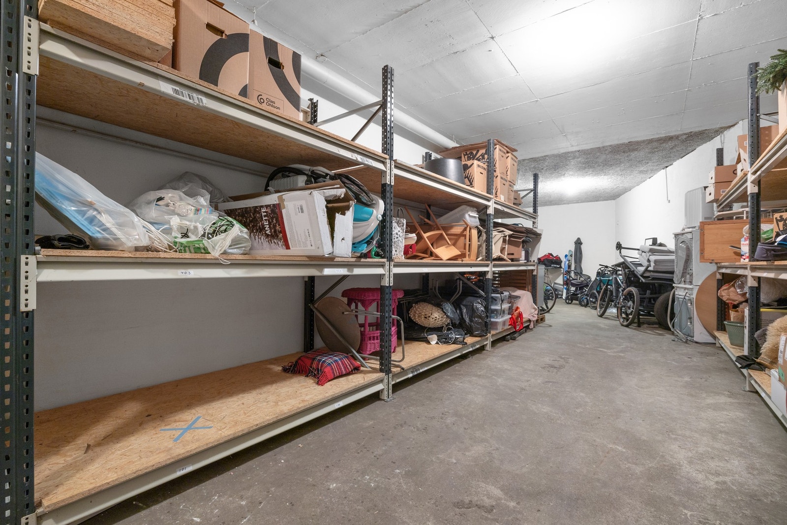 Fellesrom | Leiligheten benytter hyllen nederst til venstre på bilde Galleribilde