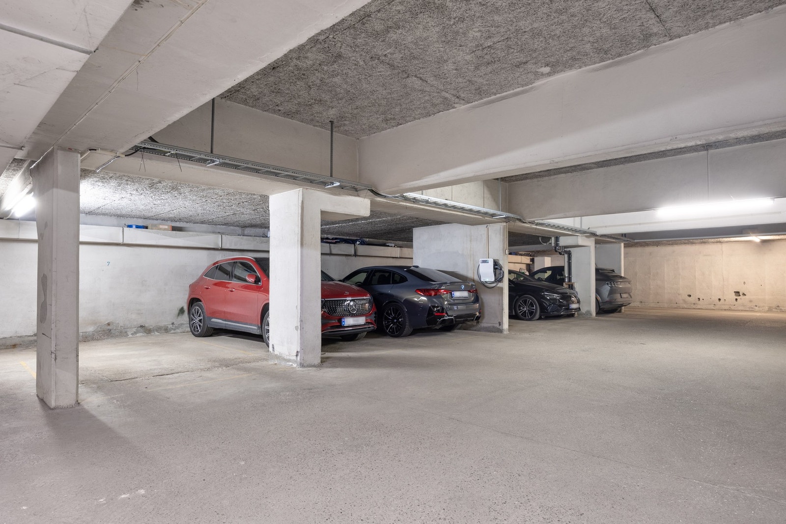 Det medfølger en garasjeplass i kjelleren. Se mer informasjon om garasjeplassen under "Parkering/Garasje" i salgsoppgaven Galleribilde