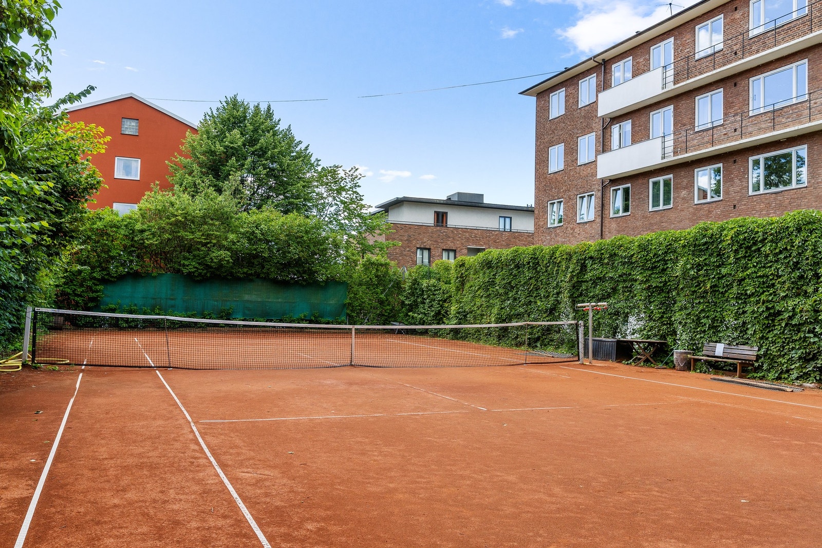 Tennisbanen til Skillebekk TK ligger i Observatorie terrasse rett i nærheten Galleribilde