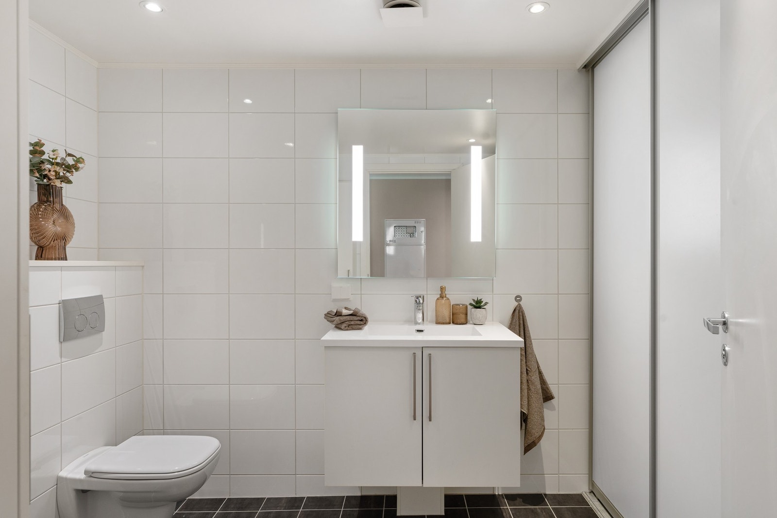 Badet fremstår i svært god stand og har bl.a. en praktisk skyvedør foran vaskemaskin- og tørketrommel for en renere romfølelse. Galleribilde