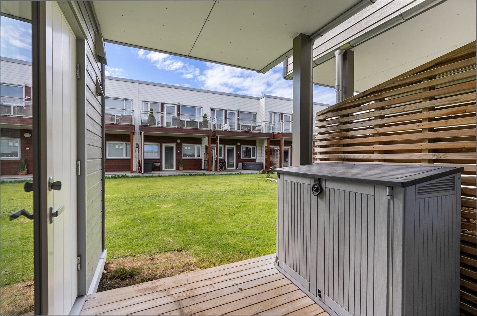 Hovedsoverommet vender ut mot rolige omgivelser, og har utgang til terrasse nr.3. På grøntarealet like utenfor er det bl.a. etablert sandkasse og lekeapparat, samtidig som hagen i seg selv tilbyr rikelig med lekeplass for barna. Galleribilde