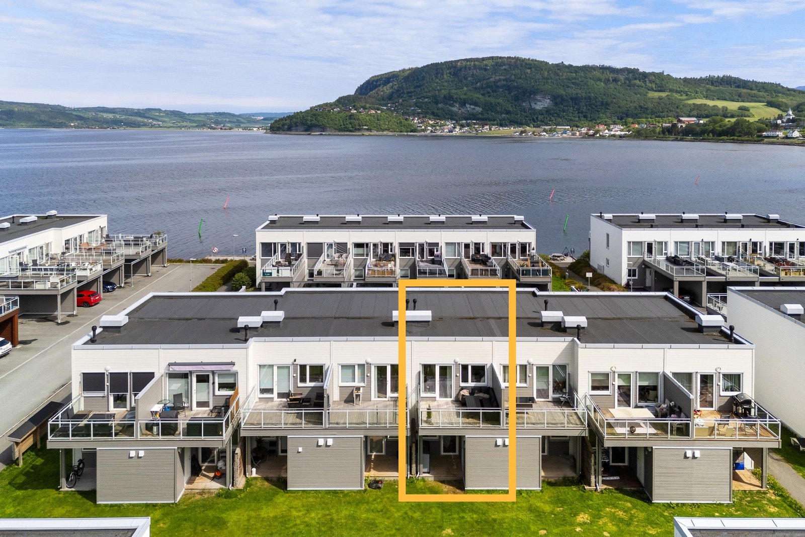 Fra boligen har man umiddelbar nærhet til sjøen, hvor det også er brygge - her kan man løpe ned i badetøyet og hoppe rett i sjøen på de varmeste dagene. Galleribilde
