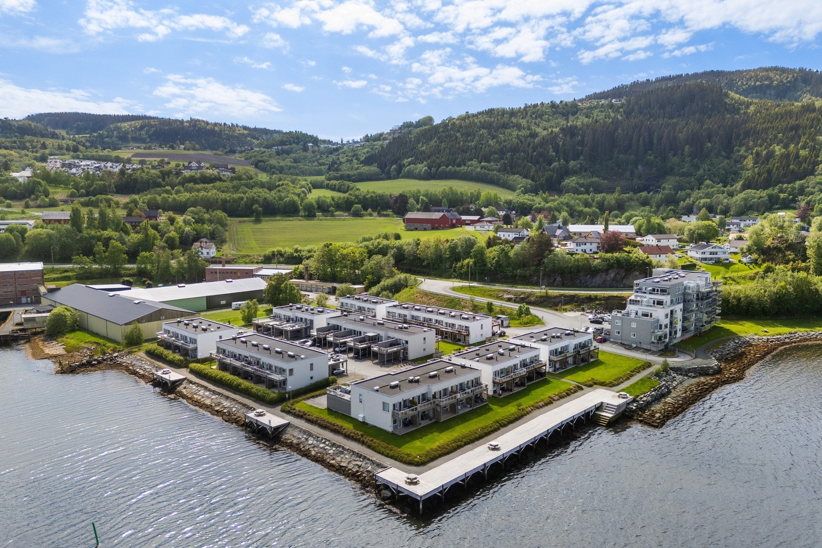 Om ikke Buvika Sentrum har det man trenger, er det kort kjøretur til både Orkanger og Tiller med et rikt utvalg av servicetjenester og "alt" en har behov for i hverdagen. Galleribilde