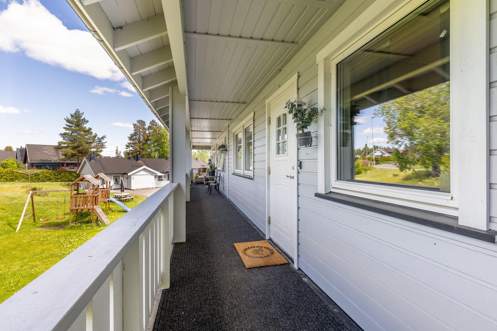 Hyggelig inngangsparti via felles svalgang. Galleribilde