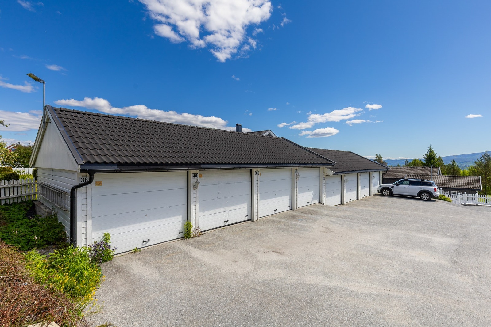 Parkering i garasje på garasjerekke. Galleribilde
