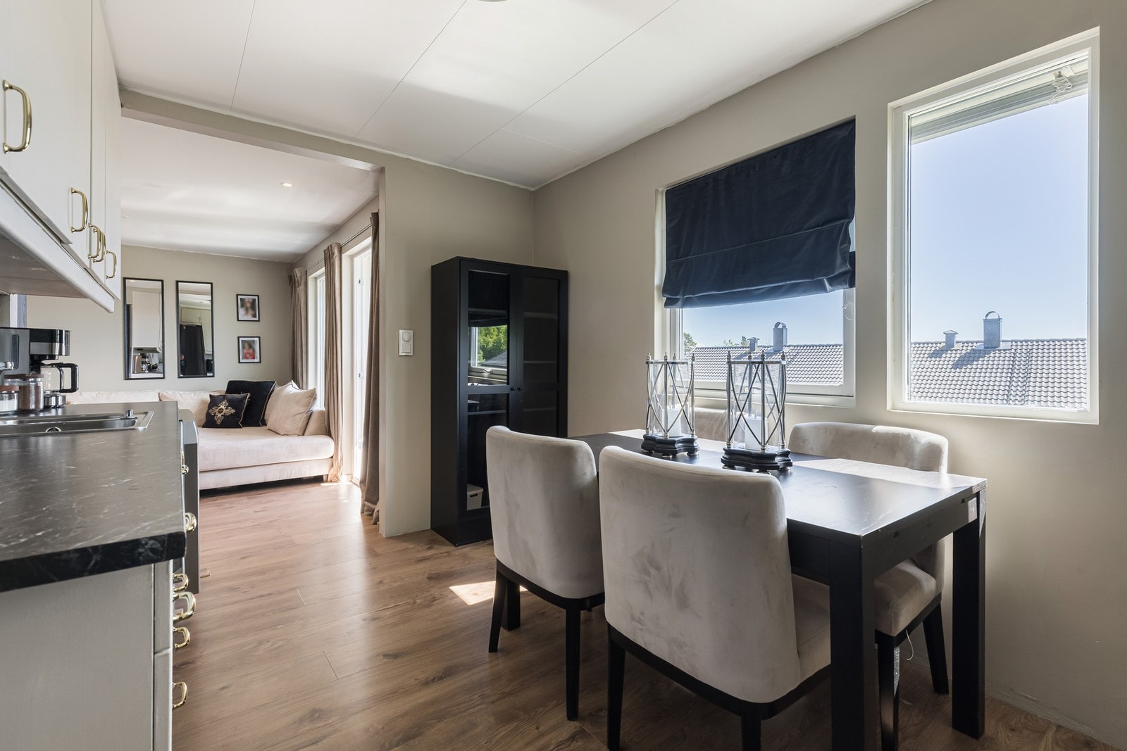 Her er det plass til spisegruppe ved vinduet, noe som skaper en hyggelig ramme rundt måltidene. Galleribilde