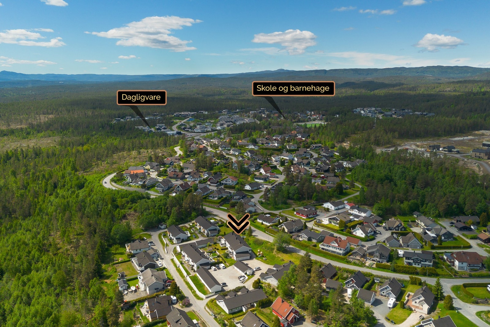 Leiligheten ligger i et barnevennlig, naturskjønt og attraktivt boligområde på Ormåsen, ca. 6 km fra Vestfossen sentrum i Øvre Eiker kommune. Galleribilde