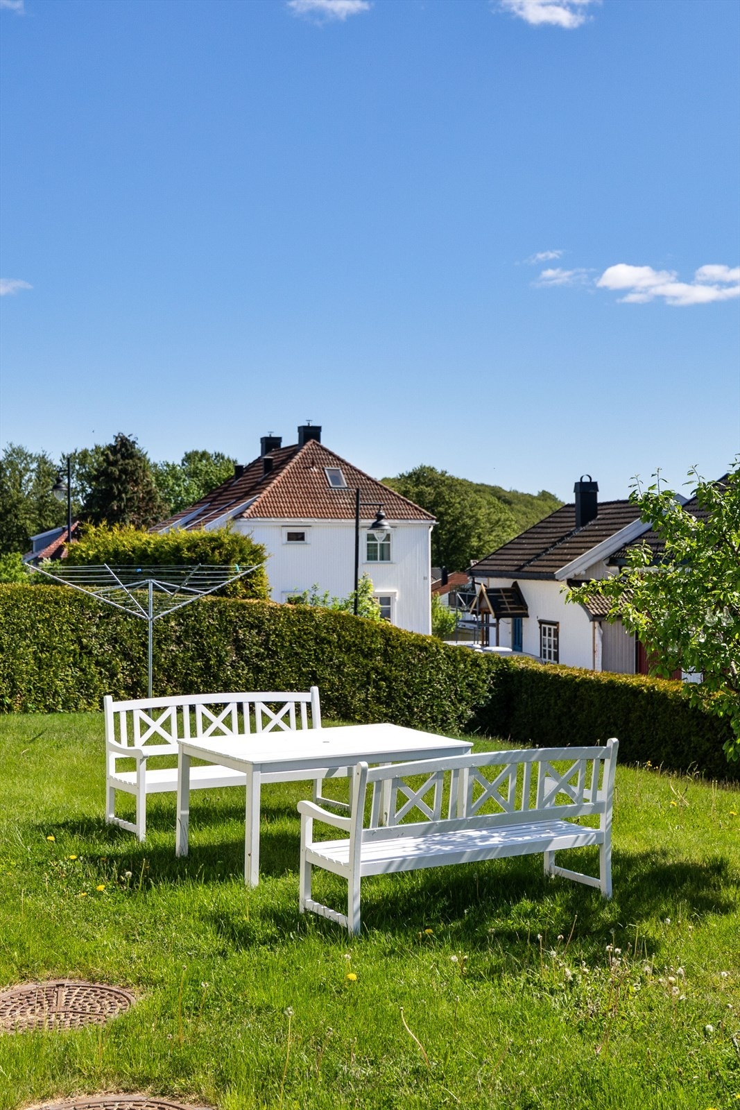 Borettslaget har felles, opparbeidet hage med sittegrupper. Galleribilde