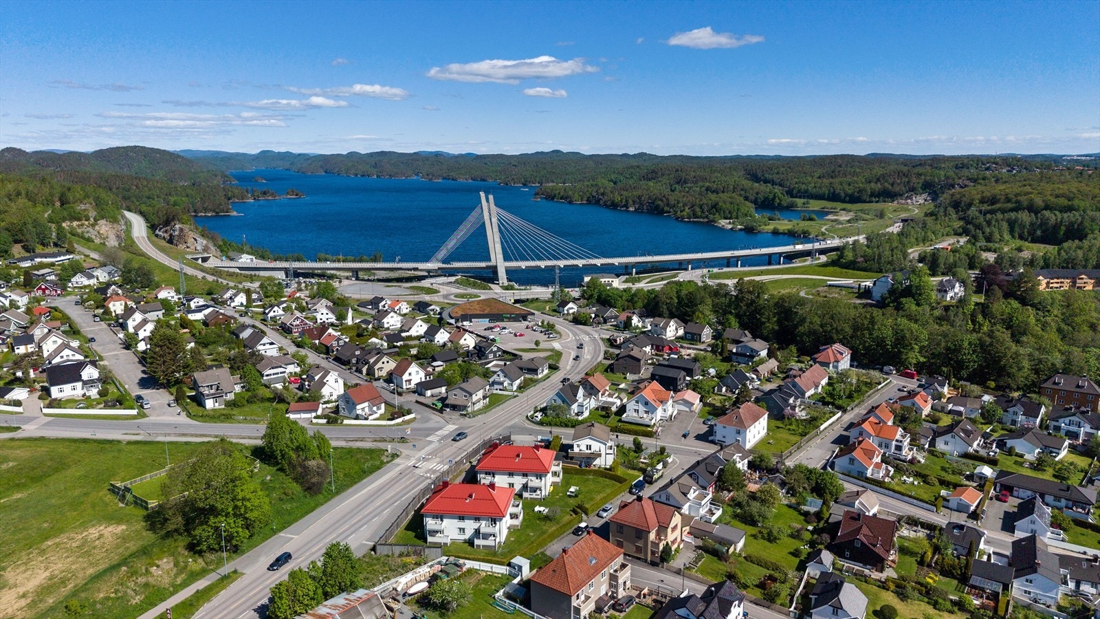 Kort vei til dagligvarebutikk og buss. Kiwi Farriseidet ligger kun 3 minutter unna, og busstoppet Høysteinane er 1 minutt unna. Galleribilde