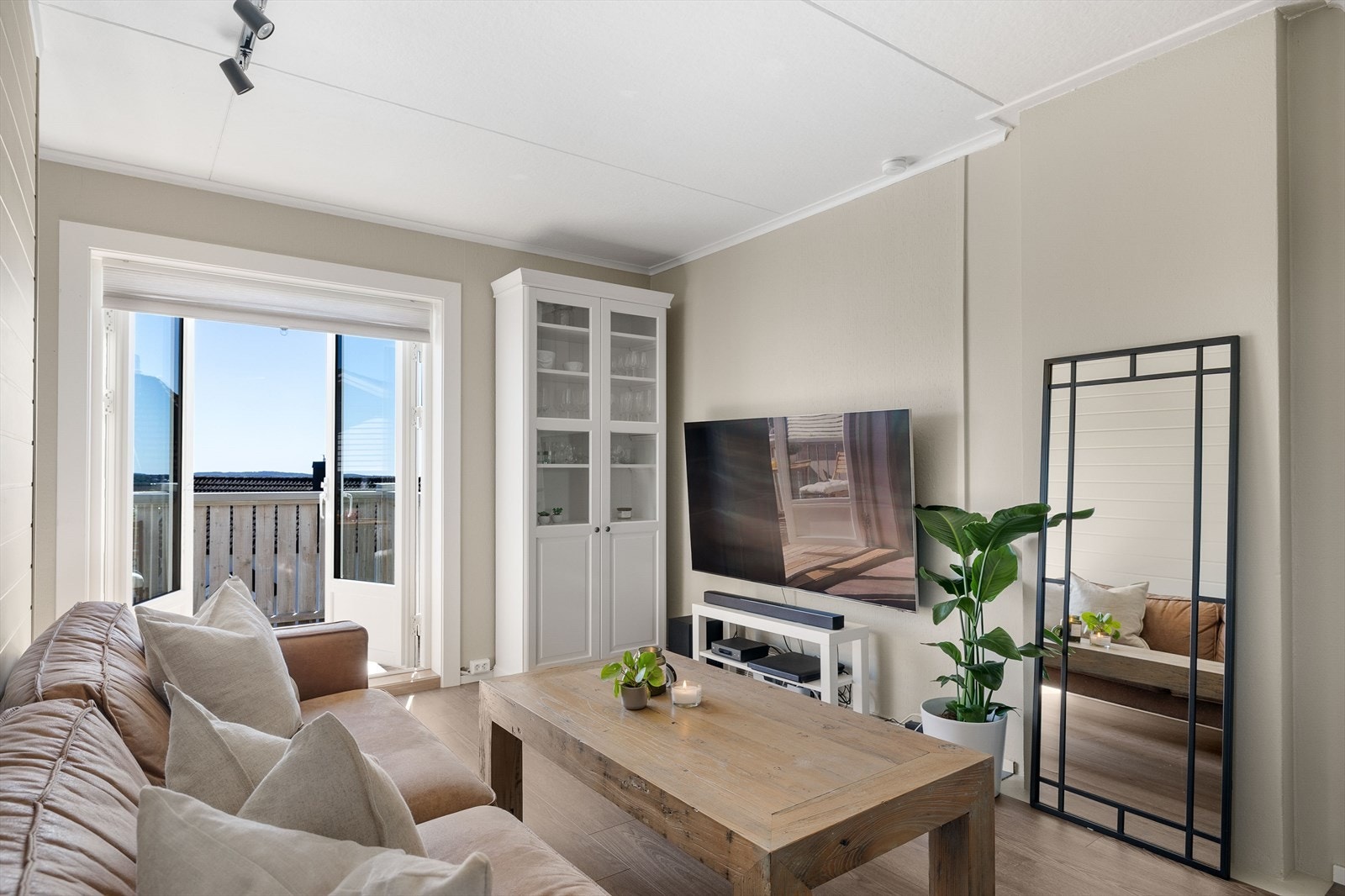 Rommet har plass til sofagruppe og mediamøbler. Overflatene ble malt i 2022. Galleribilde
