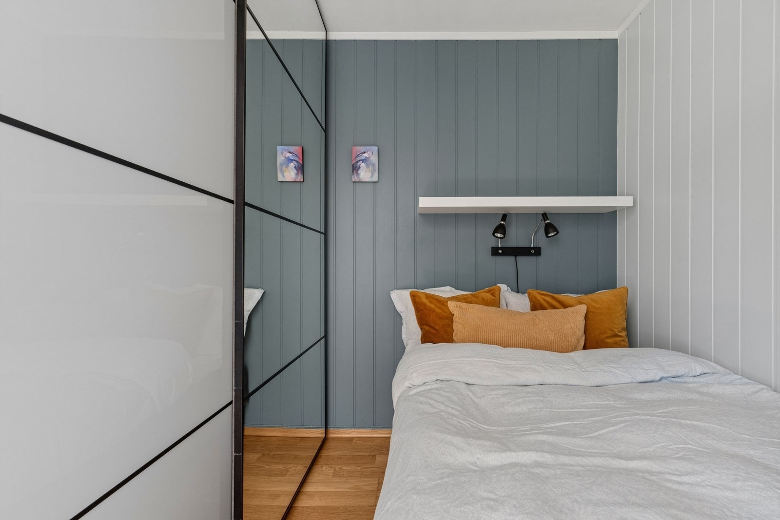 Alkoven har fått etablert ny vegg, skyvedør og skyvedørsgarderobe i 2019. Galleribilde