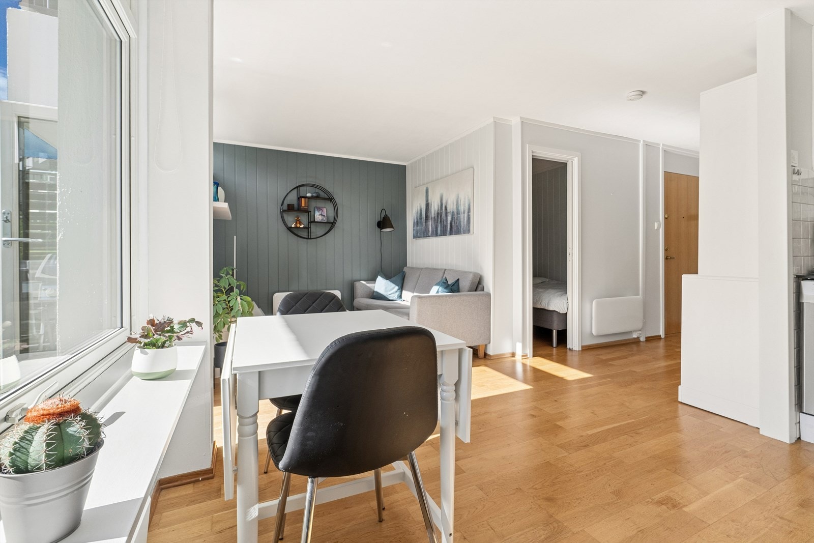 Leiligheten har en lys og innbydende stue som er enkel å innrede, med en åpen planløsning som skaper en sosial og luftig atmosfære. Galleribilde