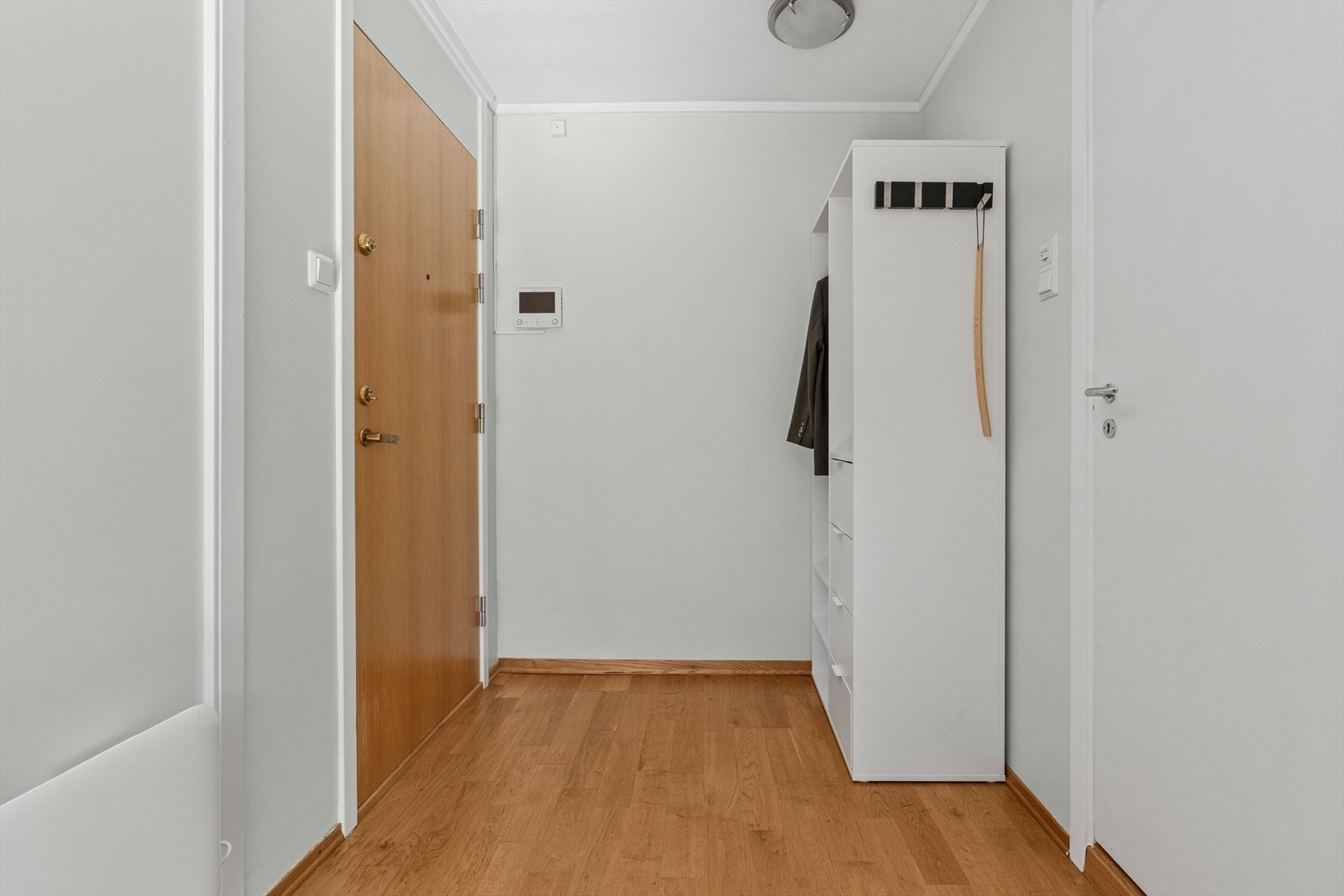 Du ønskes velkommen inn i en lys og innbydende entré med plass til å henge fra deg yttertøy og sette fra deg sko. Galleribilde