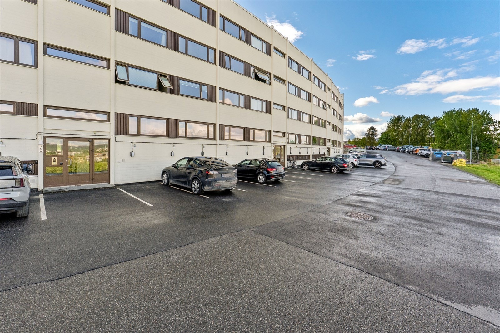 Borettslaget leier ut P-plasser etter søknad/ventelister og det er flere umerkede P-plasser hvor alle kan parkere etter førstemann til mølla prinsippet. Galleribilde