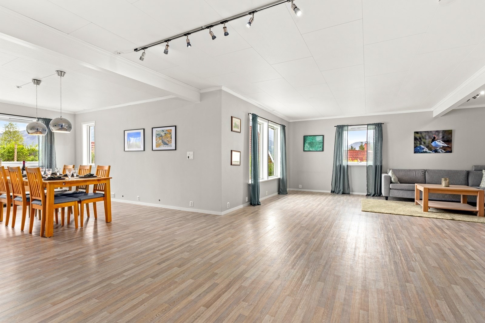 Stova er av god storleik og kan lett innreiast med fleire sittegrupper. Galleribilde