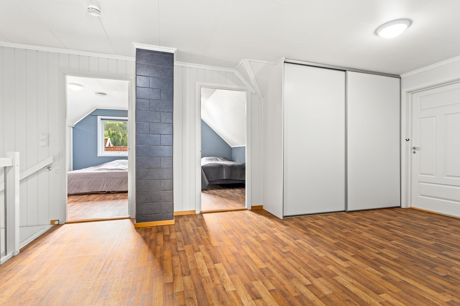 Frå gang kjem ein opp til loft med romsleg areal som kan nyttast som kontor eller loftstove. Galleribilde