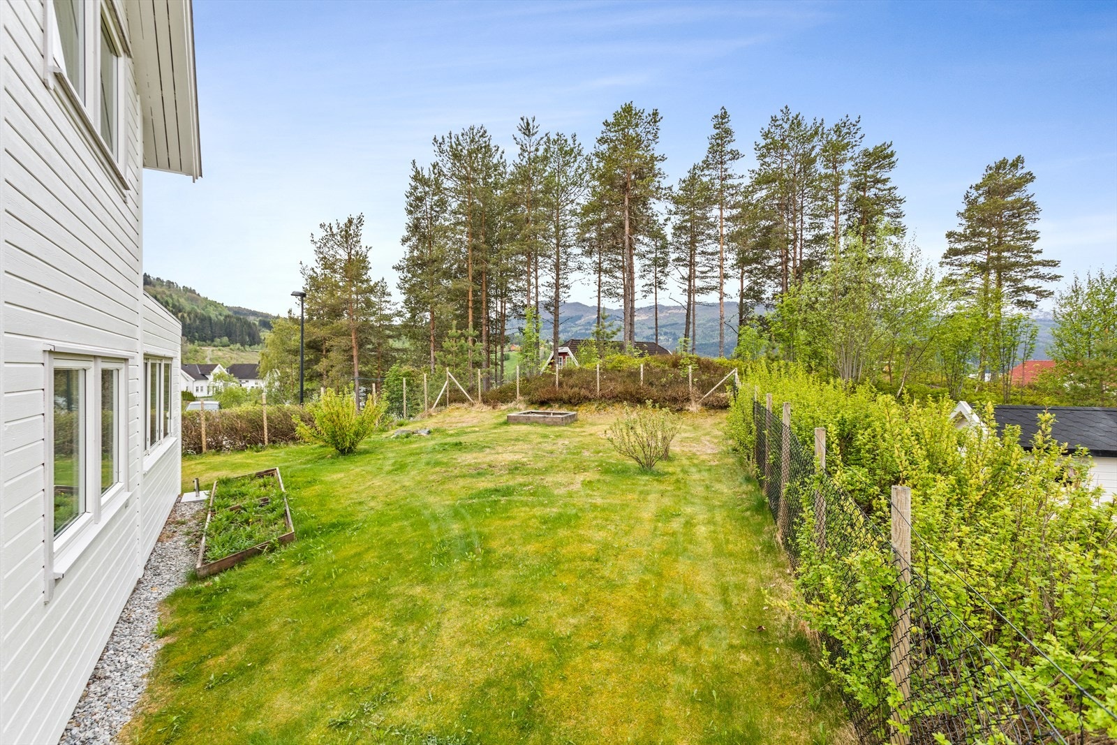Tomten grensar ut mot friområde og ligg på eit lite høgdedrag med utsikt til Hafslovatnet og ingen innsyn frå naboar. Galleribilde