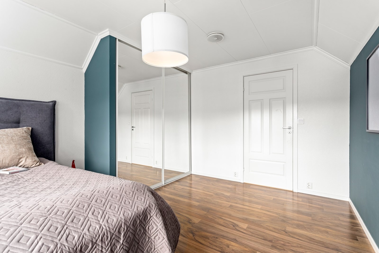 Hovudsoverom er innreia med praktisk og romsleg skøyvedørsgarderobe med spegel. Galleribilde
