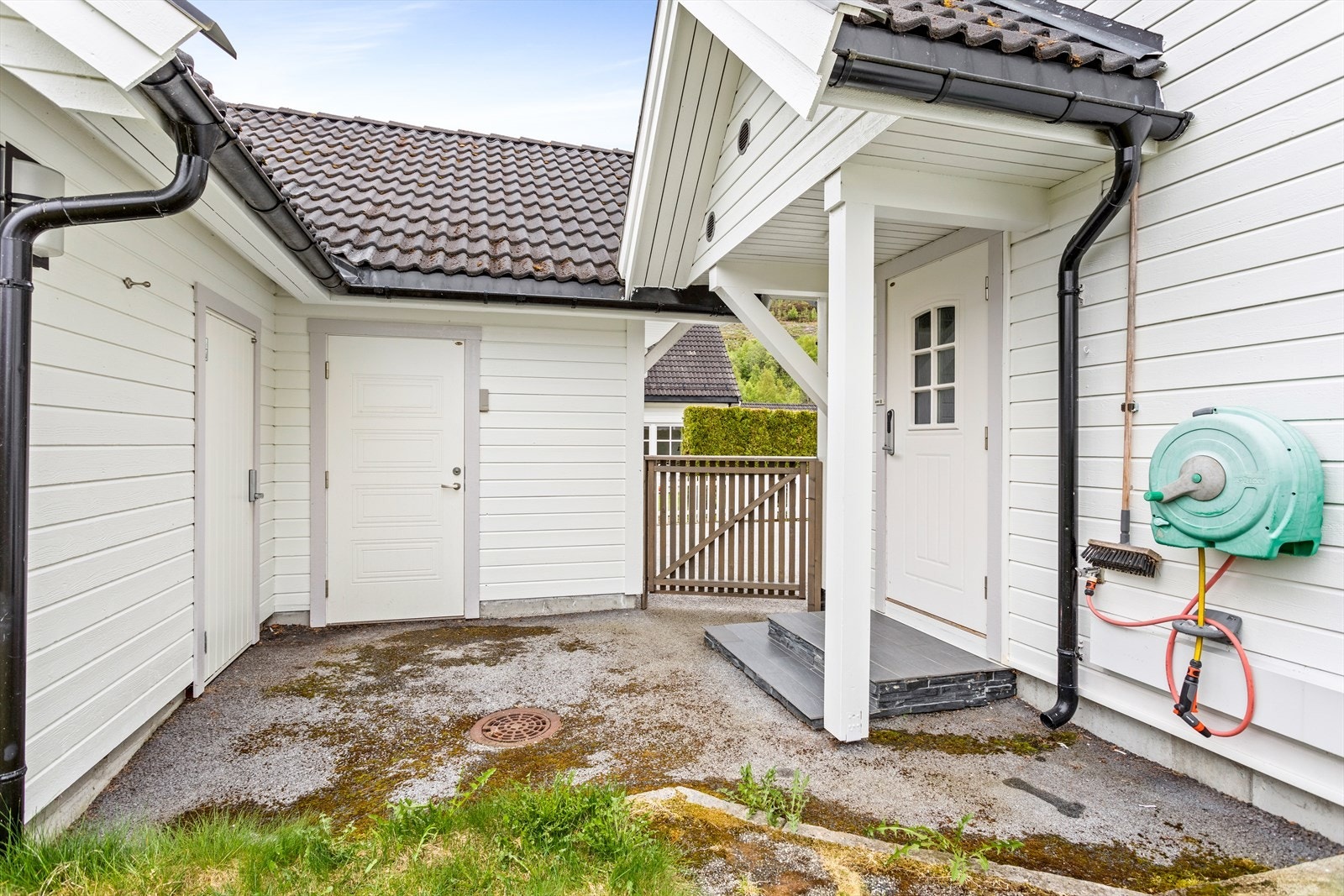 I forbindelse med garasjen er det også 2 praktiske utebodar. Eigen inngang til vaskerommet. Galleribilde
