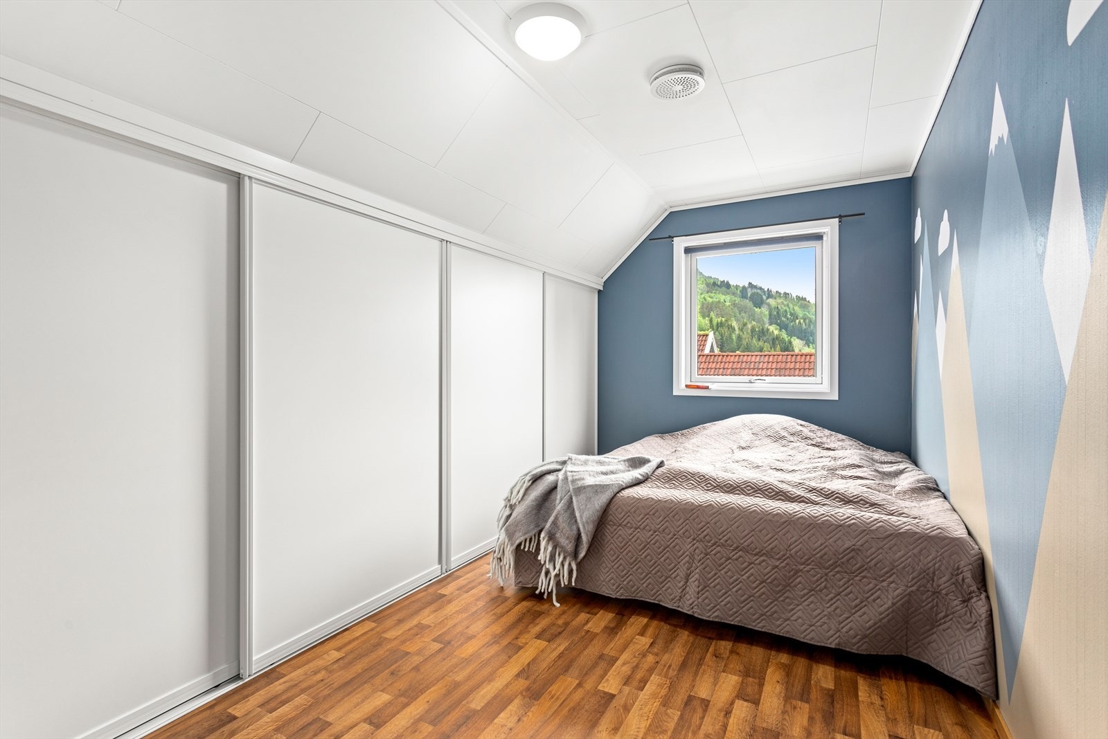 Dette soverommet har god lagringsplass til knekott. Galleribilde