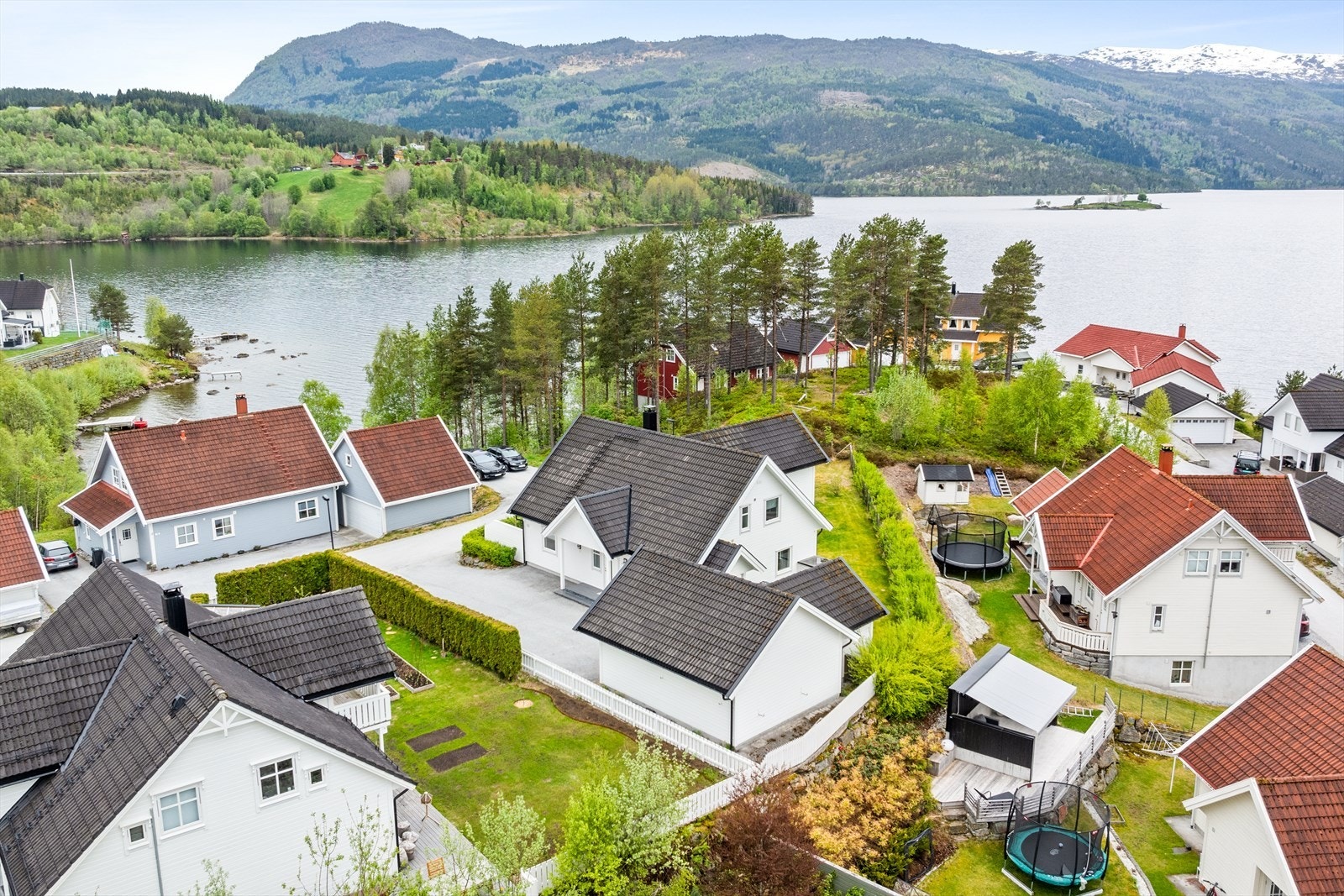 I byggefeltet er det opparbeida leikeplassar for ungar og det er kort veg ut i naturen med Hafslovatnet like ved og turstiar i området. Galleribilde