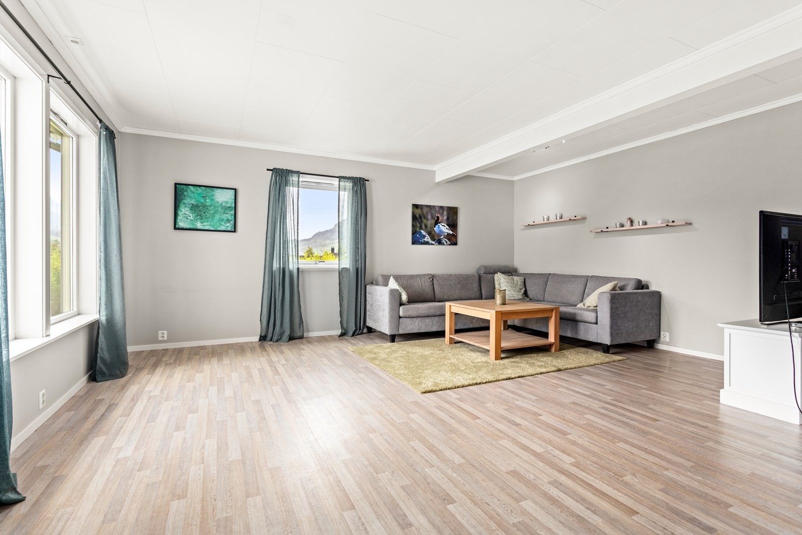Det er balansert ventilasjon i huset som gir godt inneklima. Vassboren varme i alle golv i 1.etg. Galleribilde