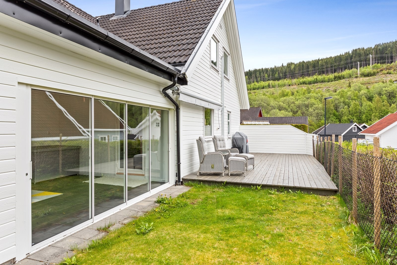 Frå kjøkenet går du rett ut i vinterhagen har vidare tilkomst til hage. Taket er dimensjonert for å bygge takterrasse. Galleribilde