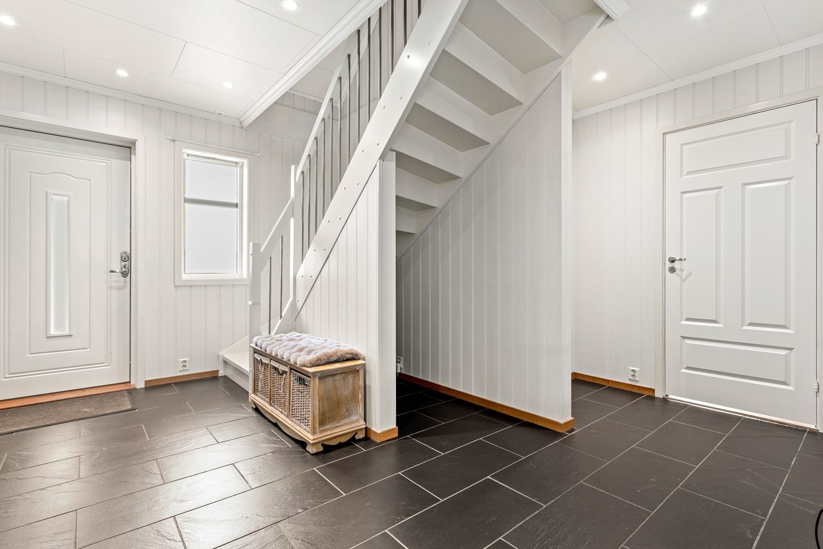 Frå entréen er det trapp opp til loft med oppbevaringsplass under. Galleribilde