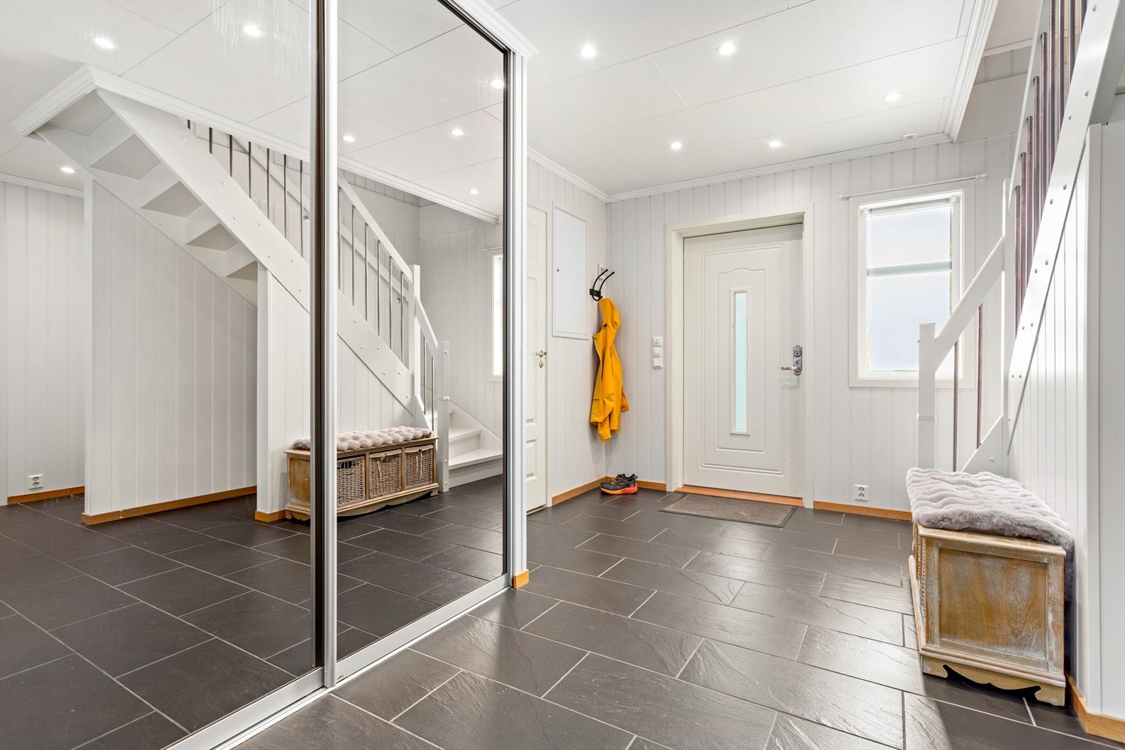 Romsleg og innbydande hall med gode moglegheiter for oppheng av ytterklede både på vegg og i skyvedørsgarderobe. Galleribilde