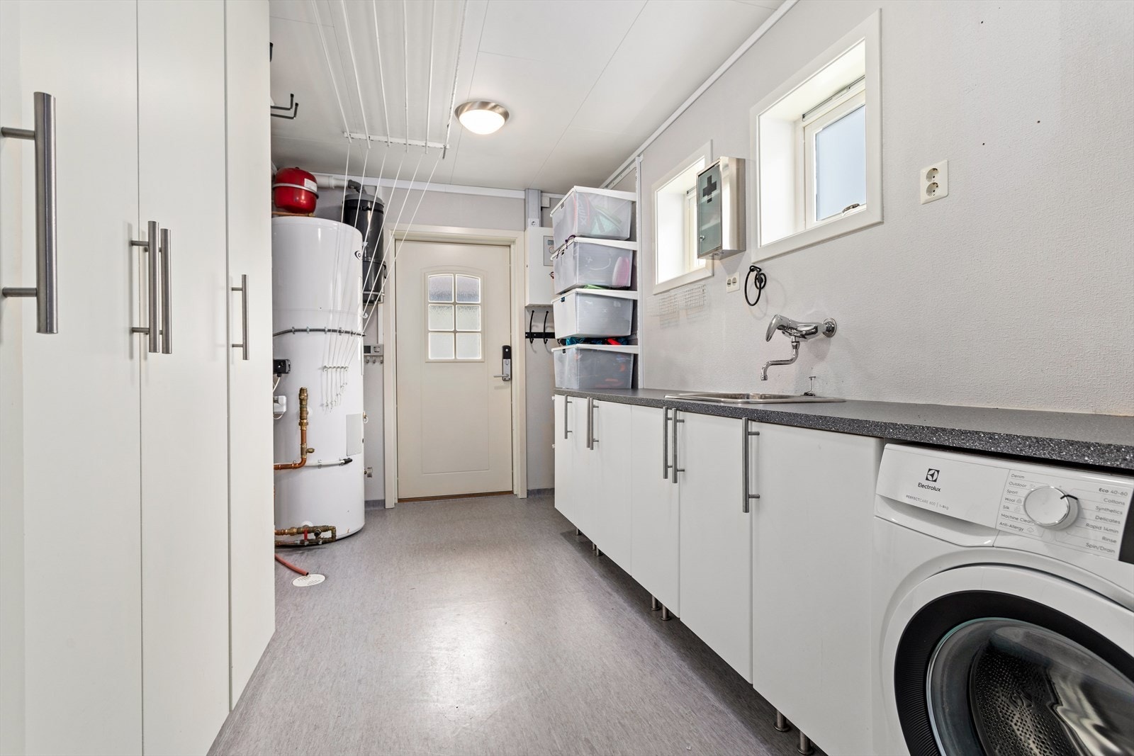 Praktisk vaskerom også med utvendig tilkomst. Galleribilde