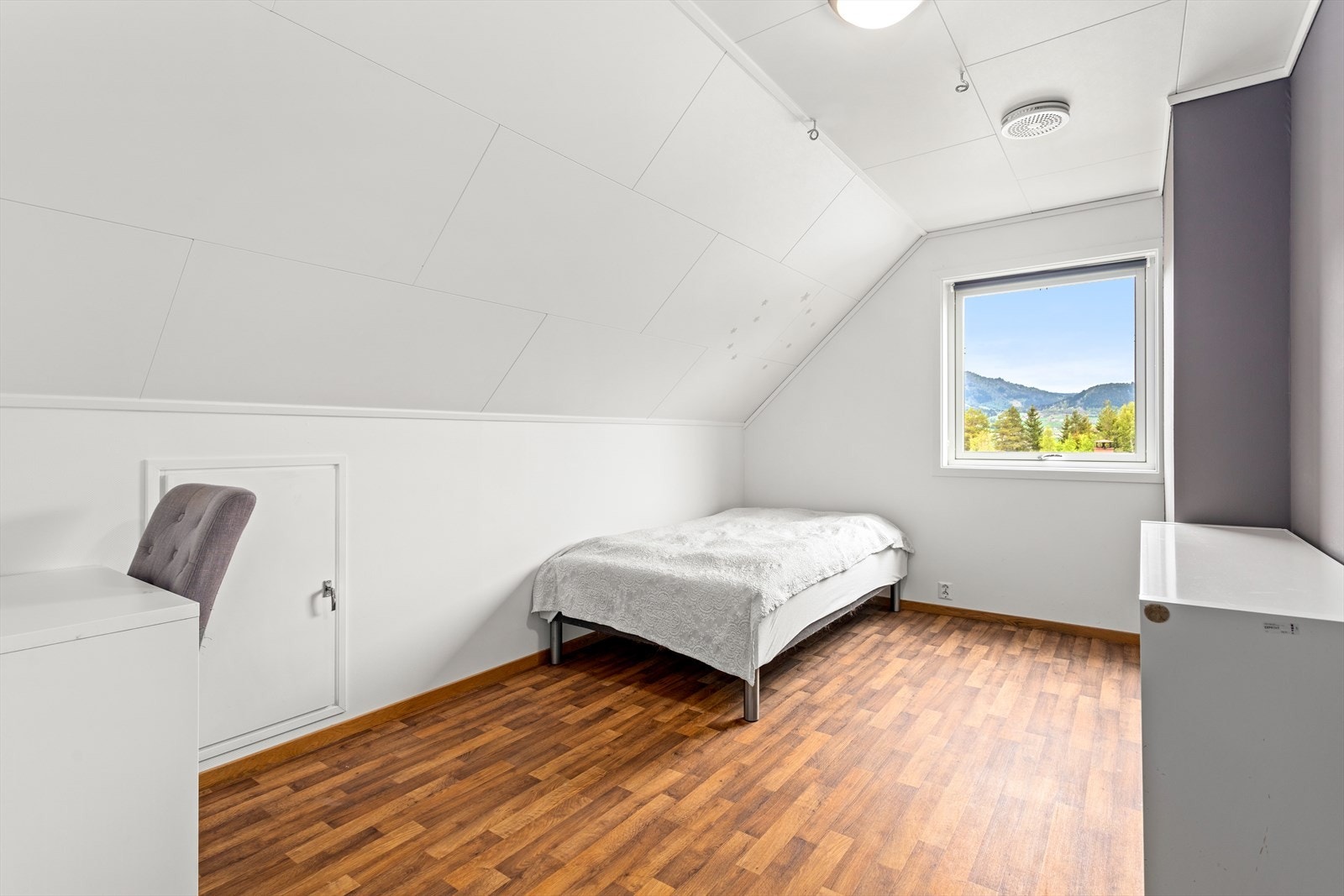 Soverom med skrå himling og knekott. Galleribilde