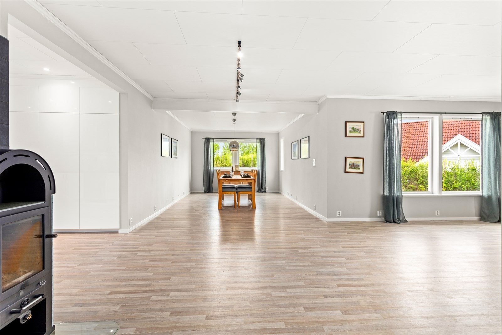 Som oppvarmingskjelder er det luft/vatn varmepumpe med vassbåren varme i golv i hovudetasje og bad på loft, vedomn og elektrisk oppvarming. Galleribilde