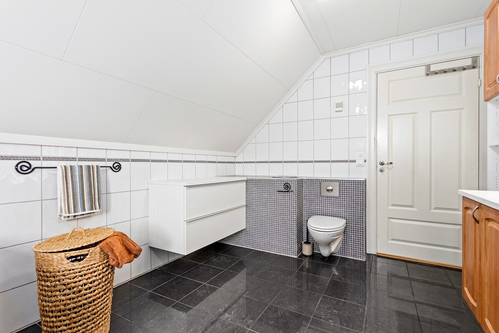 Badet har også praktisk klessjakt ned til vaskerommet. Galleribilde