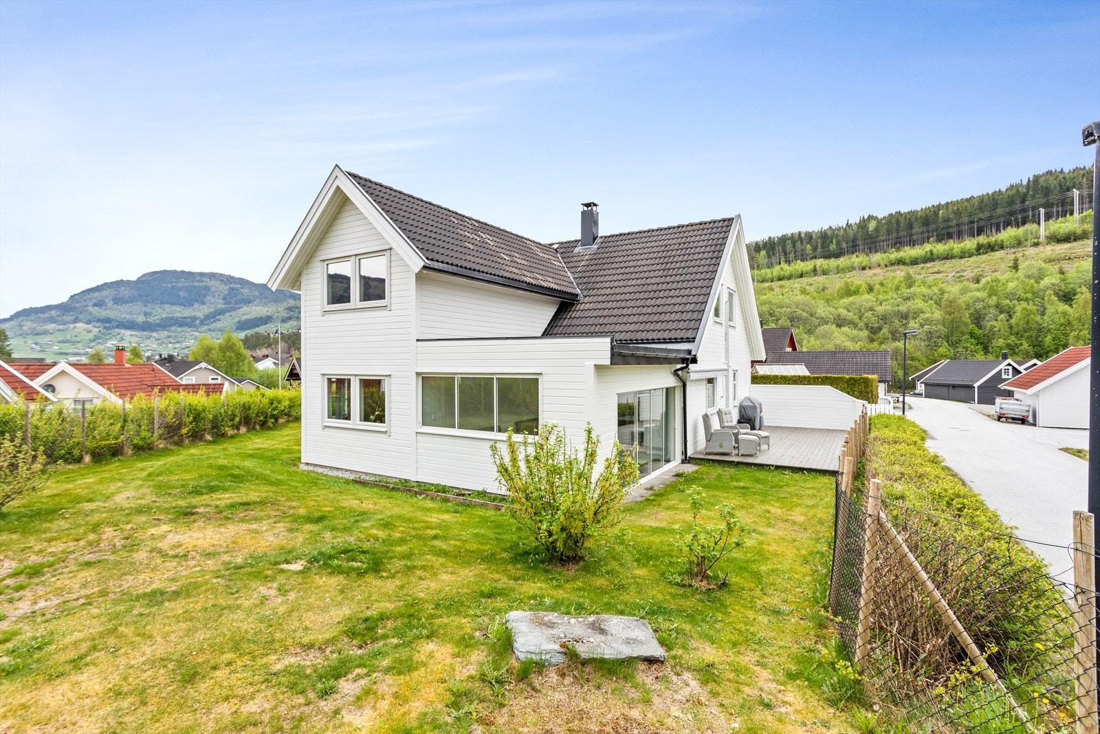 Tomten er nesten heilt flat og er opparbeida med stor plen som omkransa huset på 3 sider. Galleribilde