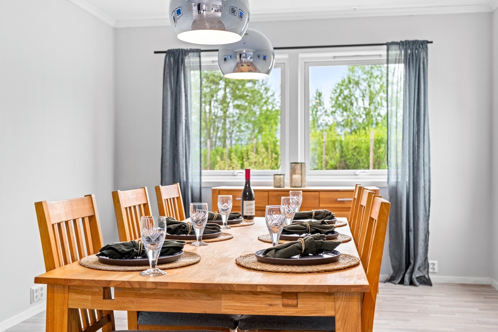 Her har ein god plass til eit større langbord når ein skal invitere til eit betre måltid. Galleribilde
