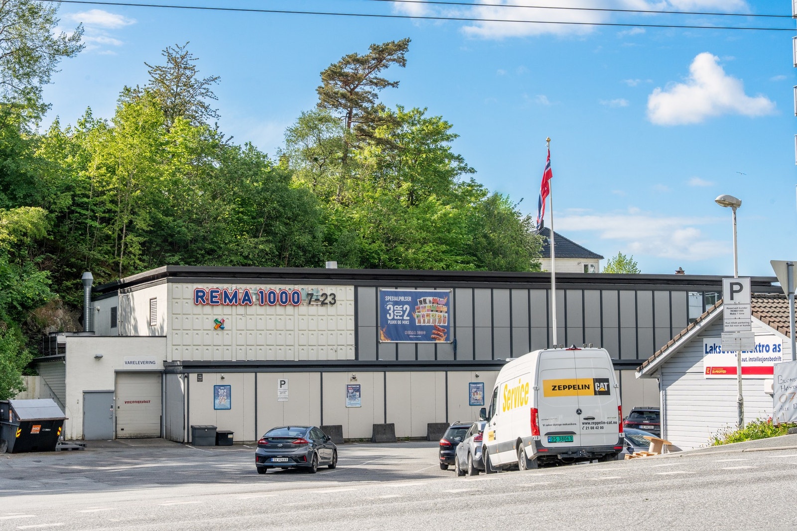 Dagligvarehandelen kan gjøres på Rema 1000 kun 300 meter unna leiligheten. Galleribilde