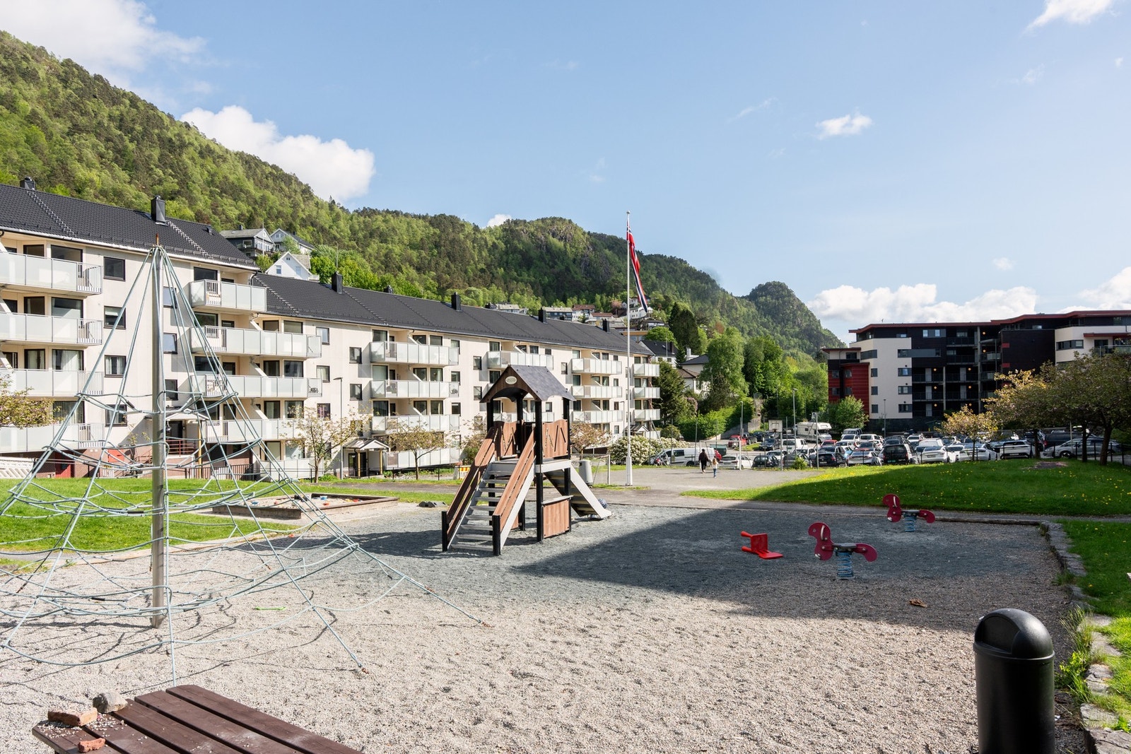 Lekeplass i nabolaget og det er kort vei til flotte turområder. Galleribilde