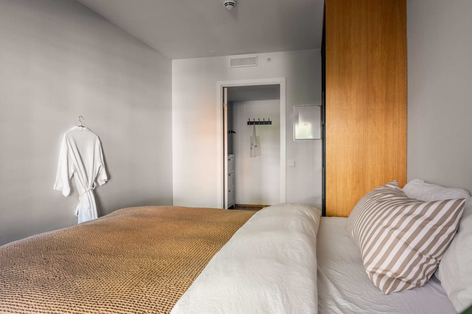 Her er det god plass til å møblere med dobbeltseng, garderobe og tilhørende møblement. Galleribilde