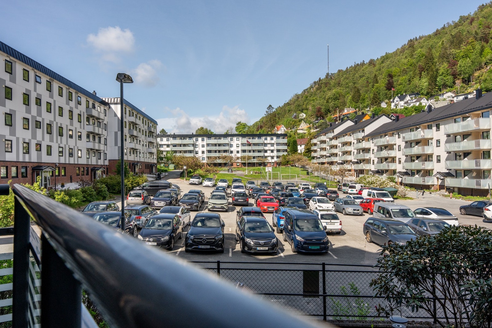 Fra balkongen er det utsikt over nærområdet og fin natur. Galleribilde