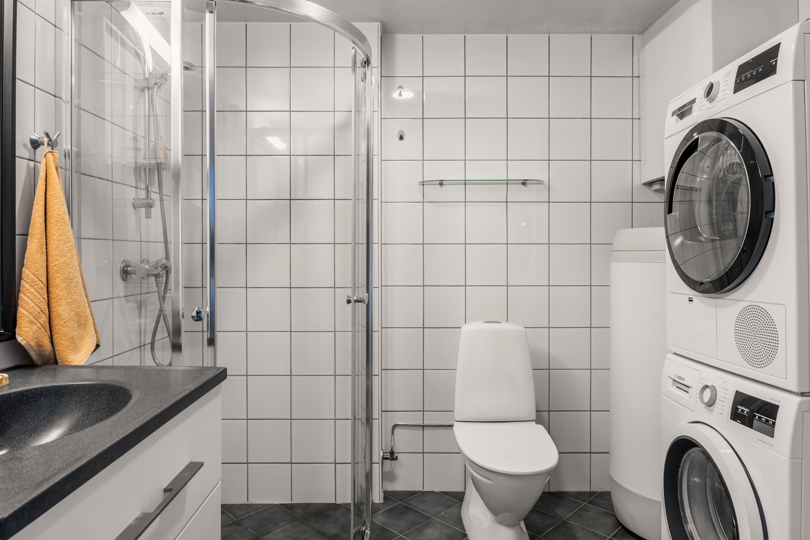 Fint helfliset bad med varme i gulv. Galleribilde