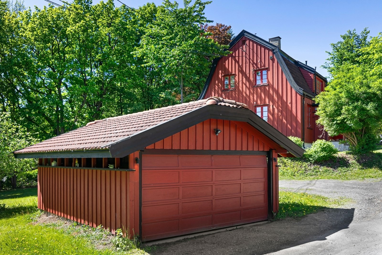 Hel tomannsbolig over tre plan og frittstående carport/garasje. Galleribilde