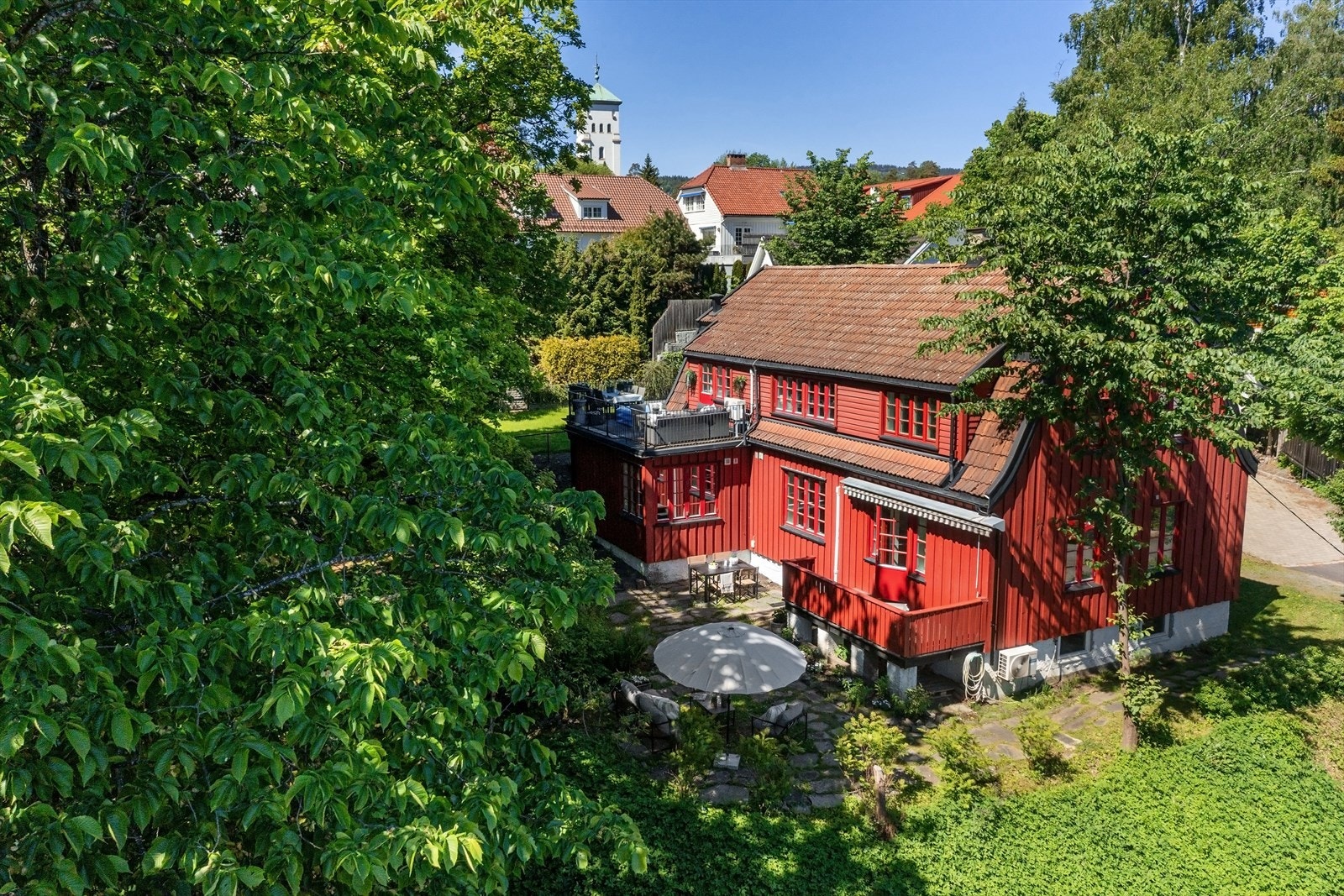 1348 kvm. tomt med plen og vakre trær mm. Galleribilde