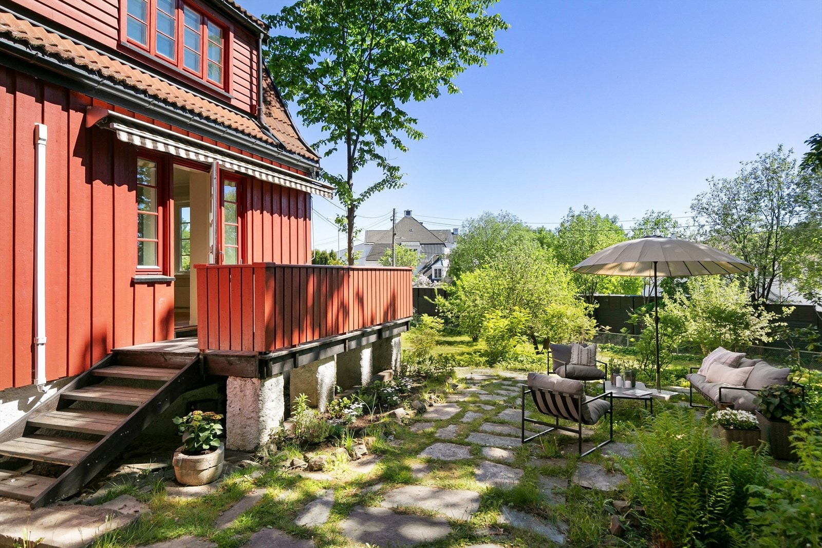 Terrasse med trapp ned til haven. Galleribilde