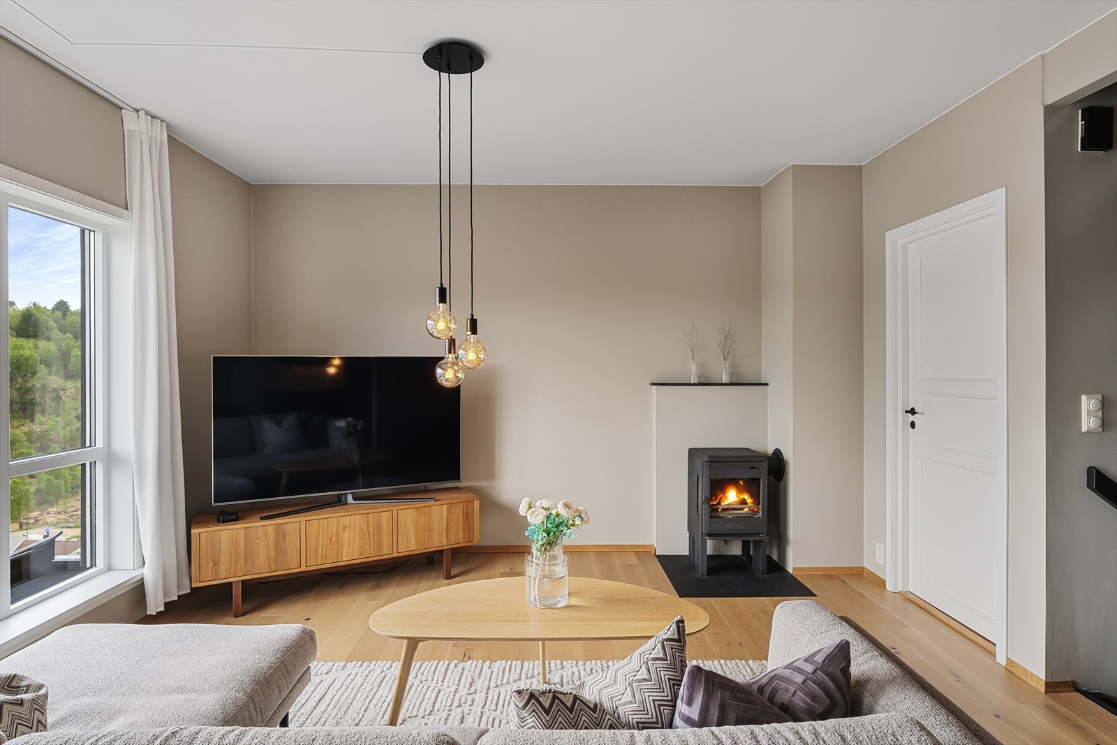 En vedovn sørger for ekstra varme og hygge i stuen. Galleribilde